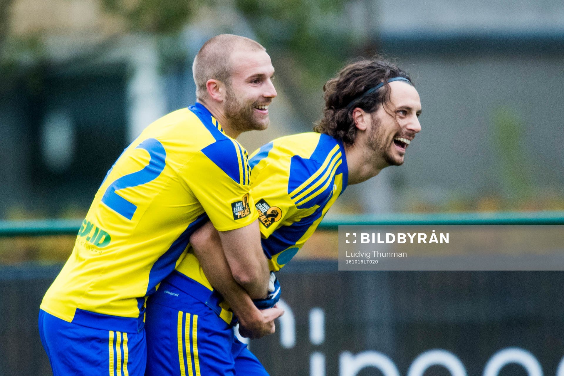 Eskilsminnes Emil Åberg kramar om Filip Egger som gjort 3-0
