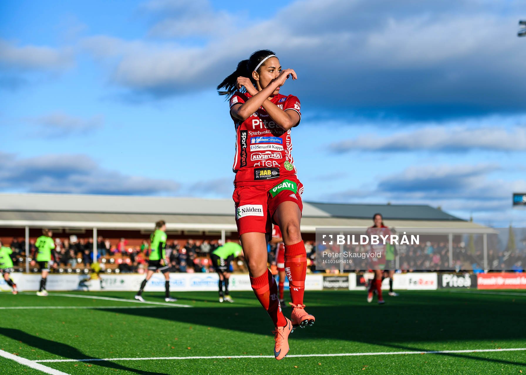 Piteås Tempest-Marie Norlin jublar efter sitt 1-0 mål under fotbollsmatchen i Damallsvenskan mellan Piteå och Kristianstad den 16 oktober 2016 i Piteå.