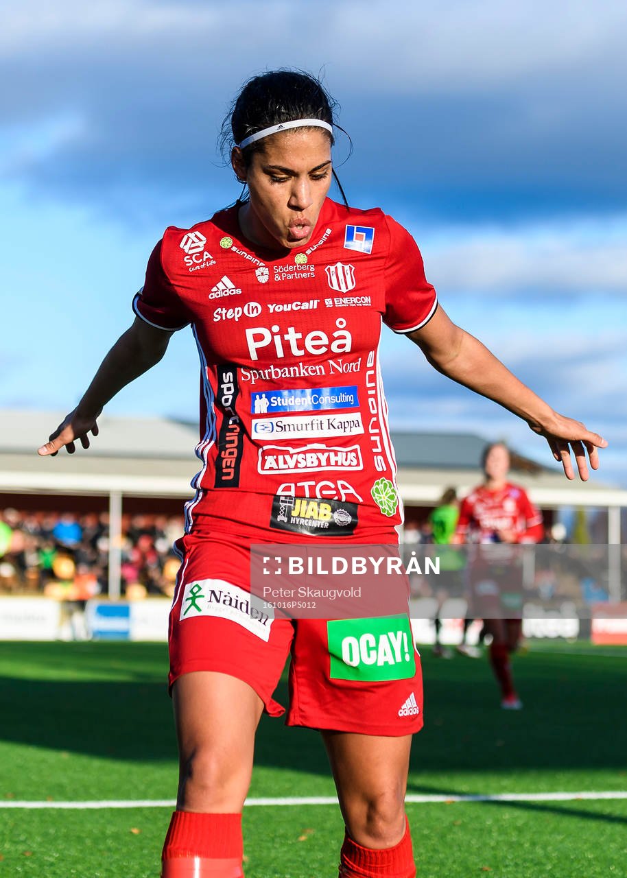 Piteås Tempest-Marie Norlin jublar efter sitt 1-0 mål under fotbollsmatchen i Damallsvenskan mellan Piteå och Kristianstad den 16 oktober 2016 i Piteå.