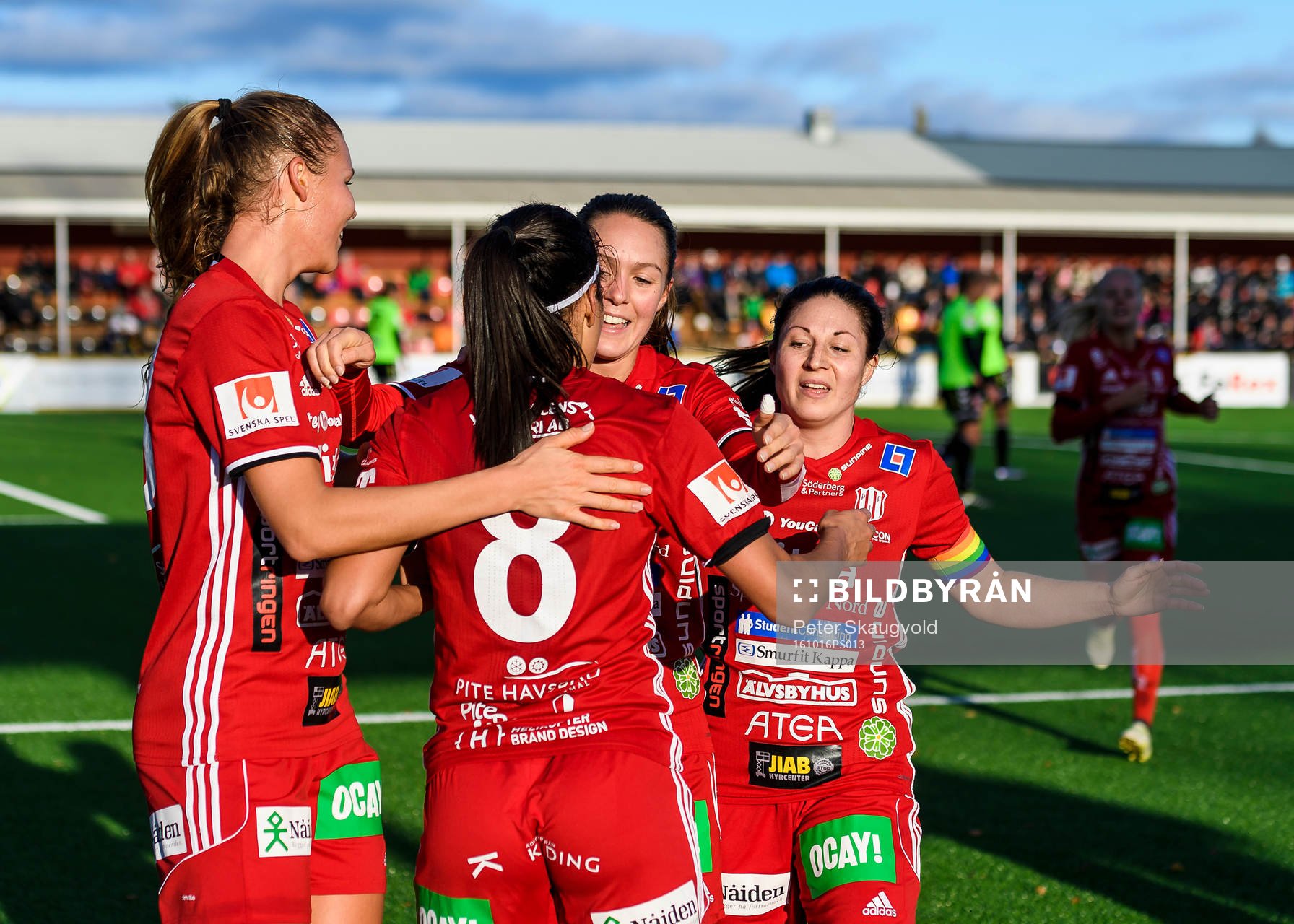 Piteås Tempest-Marie Norlin jublar tillsammans med Felicia Karlsson efter sitt 1-0 mål under fotbollsmatchen i Damallsvenskan mellan Piteå och Kristianstad den 16 oktober 2016 i Piteå.