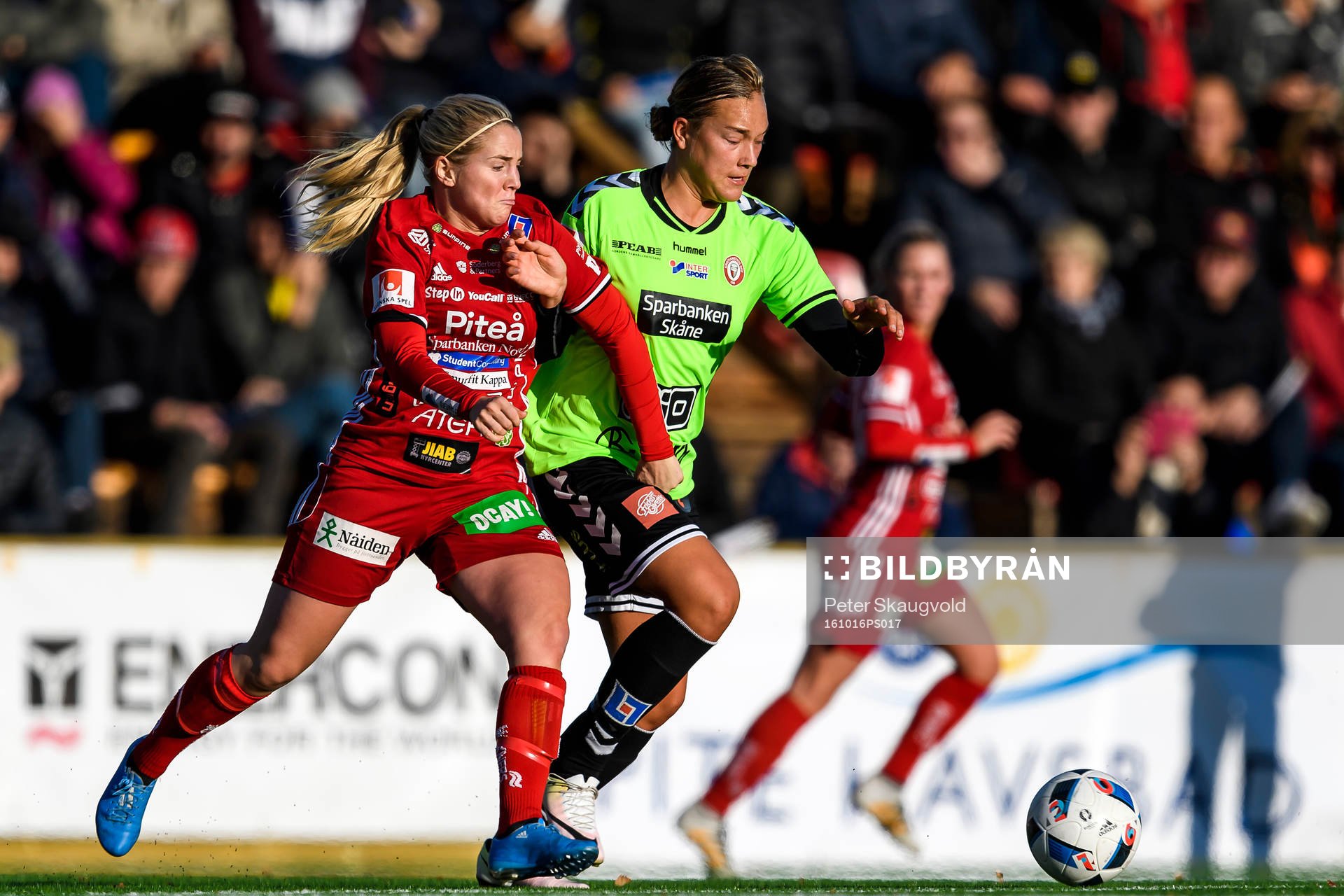 Piteås Irma Helin i kamp med Kristianstads Jenny-Julia Danielsson under fotbollsmatchen i Damallsvenskan mellan Piteå och Kristianstad den 16 oktober 2016 i Piteå.