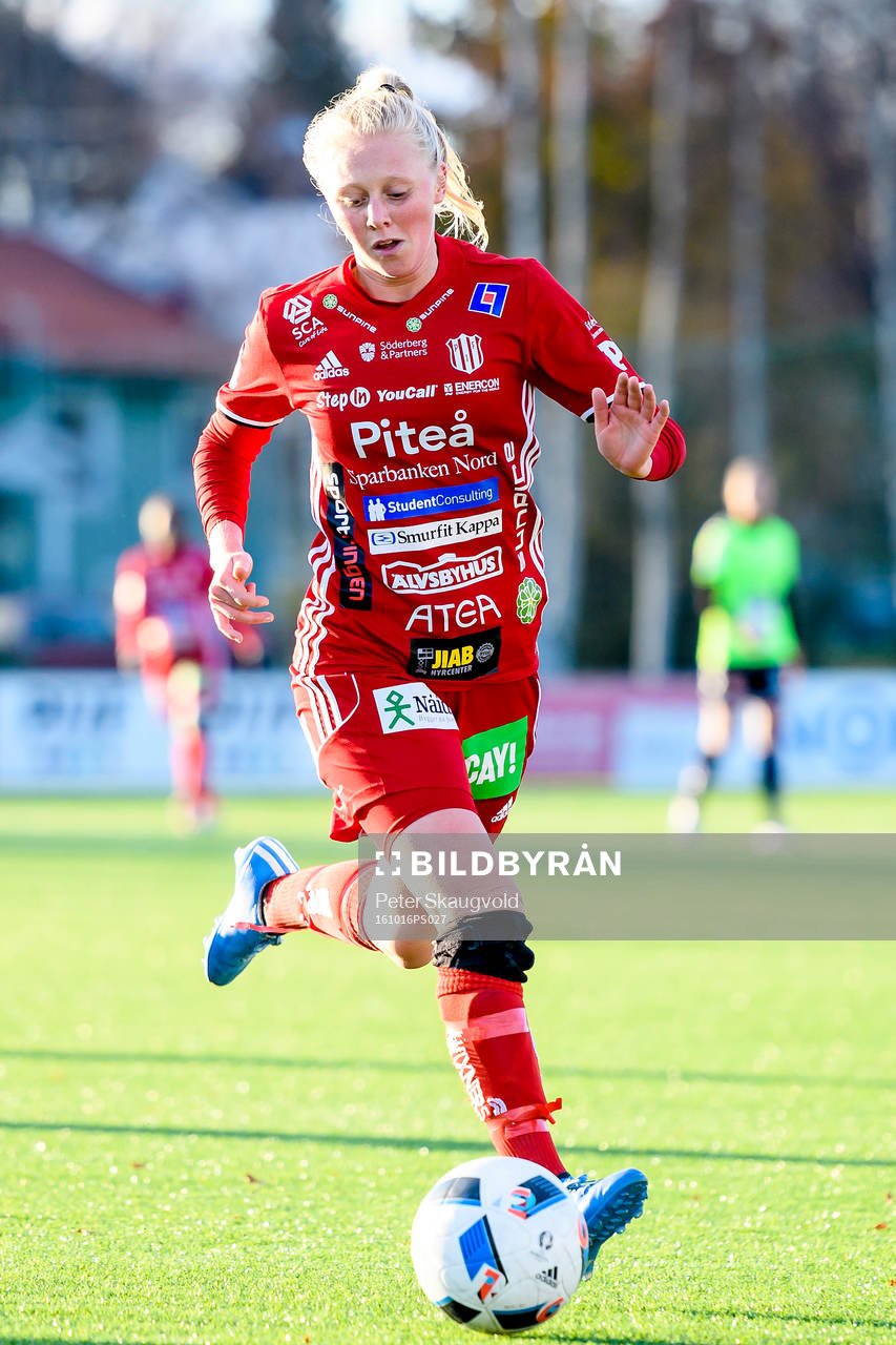 Piteås Elin Bragnum med bollen