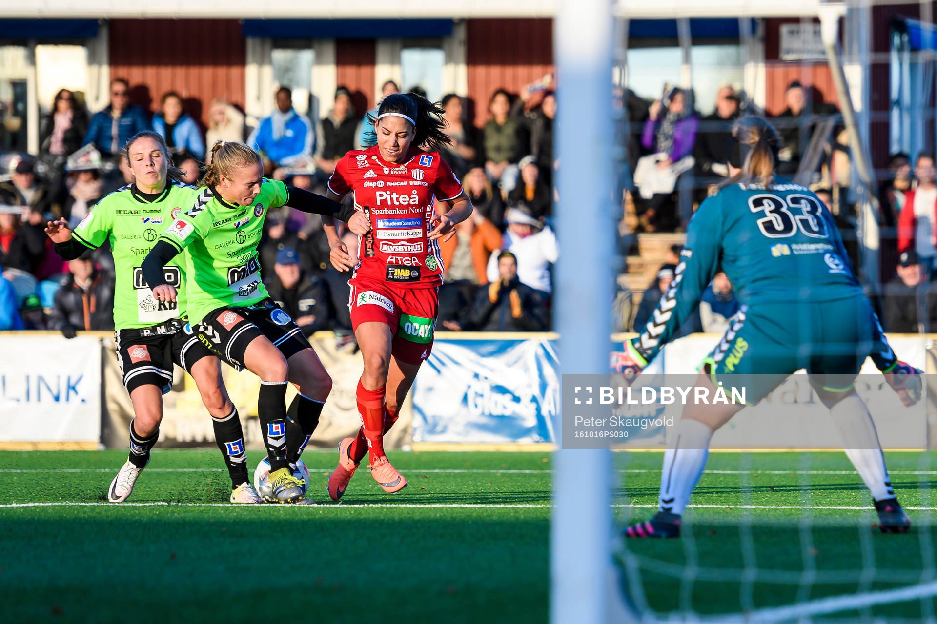 Piteås Tempest-Marie Norlin i kamp med 2 st Kristianstadspelare under fotbollsmatchen i Damallsvenskan mellan Piteå och Kristianstad den 16 oktober 2016 i Piteå.