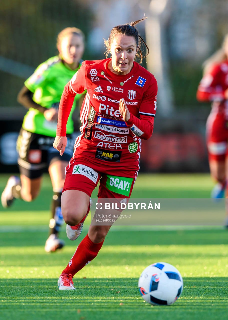 Piteås Felicia Karlsson med bollen