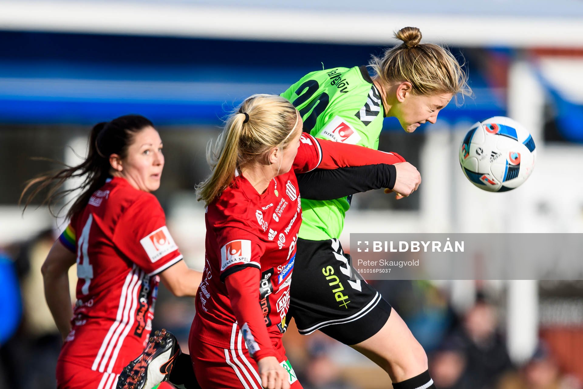 Piteås Irma Helin i kamp med Kristianstads Mia Carlsson under fotbollsmatchen i Damallsvenskan mellan Piteå och Kristianstad den 16 oktober 2016 i Piteå.