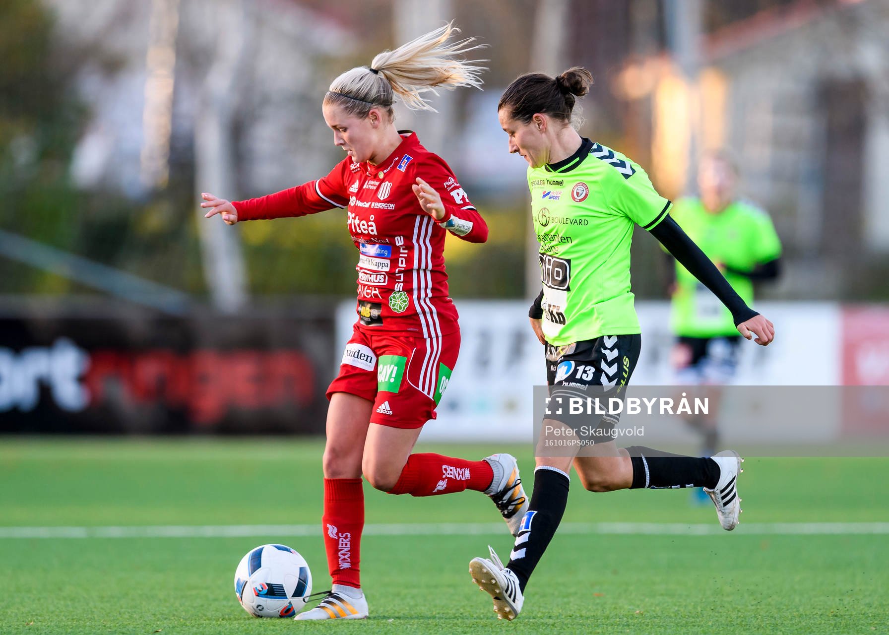Piteås Ronja Aronsson med bollen under fotbollsmatchen i Damallsvenskan mellan Piteå och Kristianstad den 16 oktober 2016 i Piteå.