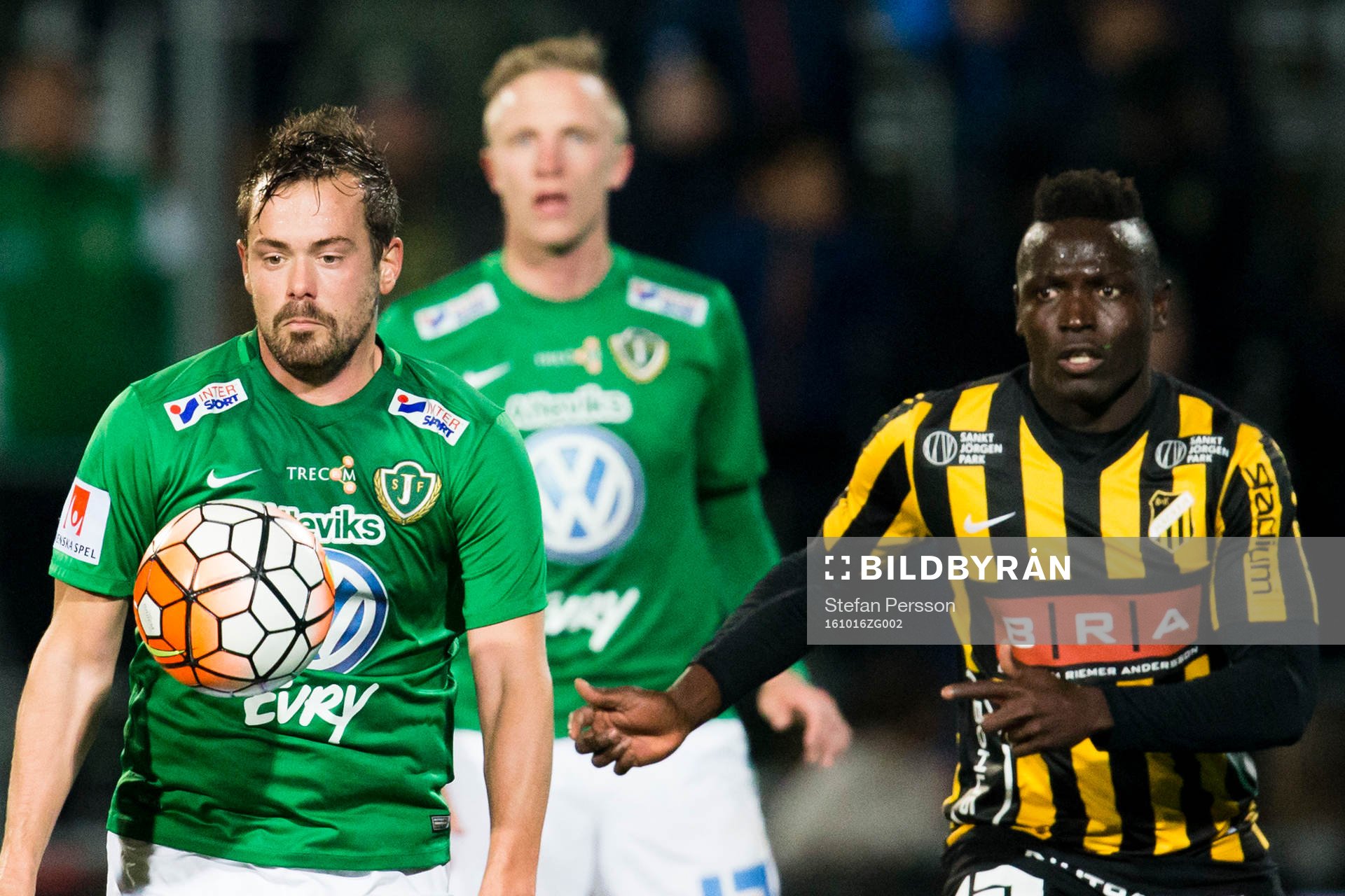 Jönköpings Fredric Fendrich före Häckens Alhassan Kamara