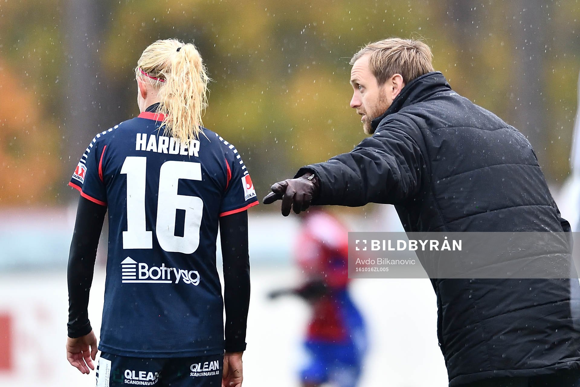Linköpings tränare Martin Sjögren ge instruktioner  till