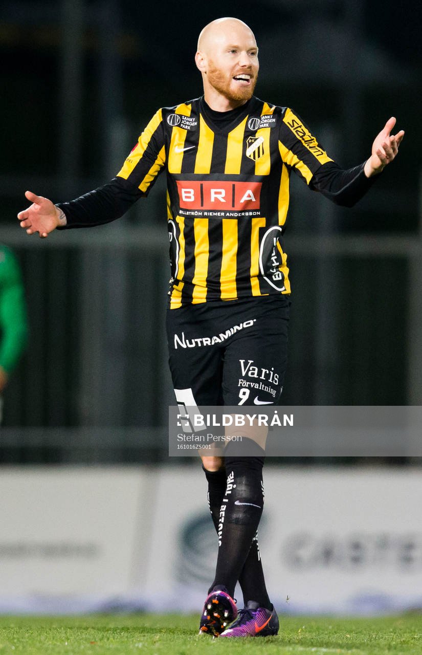 Häckens Alexander Farnerud slår ut med händerna