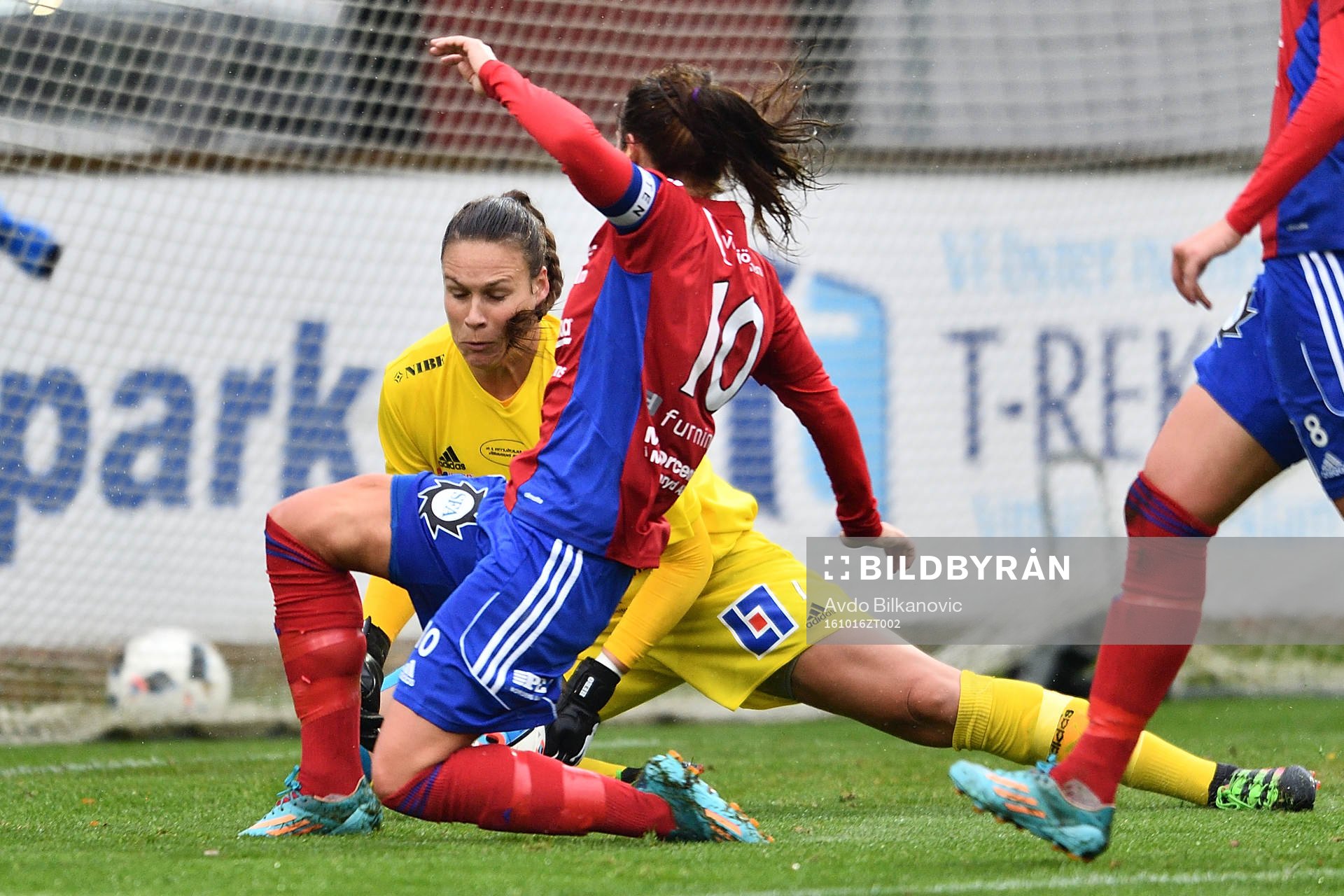 Vittsjö Johanna Andersson och målvakt Katlynn Fraine under fotbollsmatchen i Damallsvenskan mellan Vittsjö och Linköping den 16 oktober 2016 i Vittsjö.