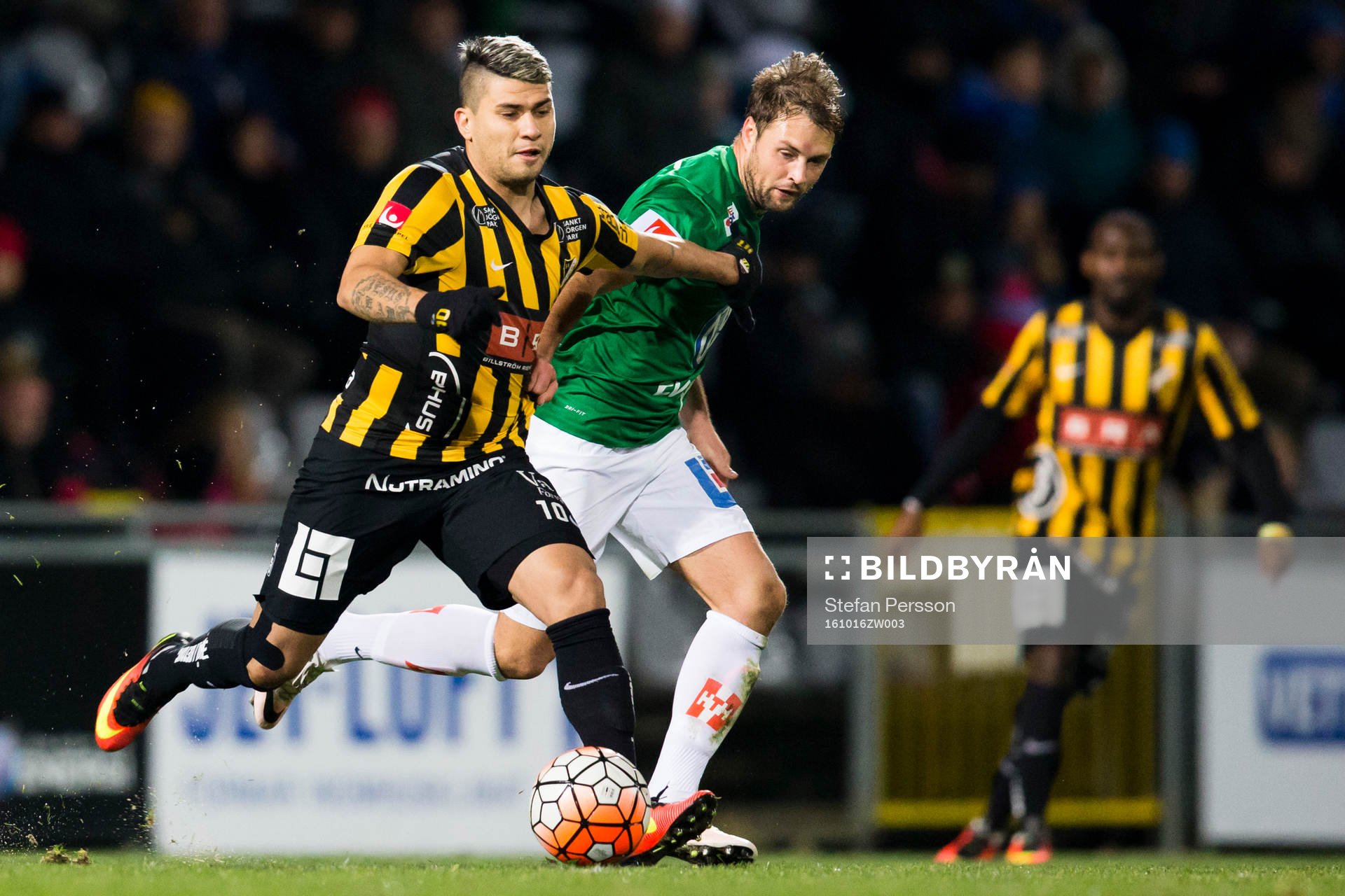 Häckens Paulo de Oliveira mot Jönköpings Tom Siwe
