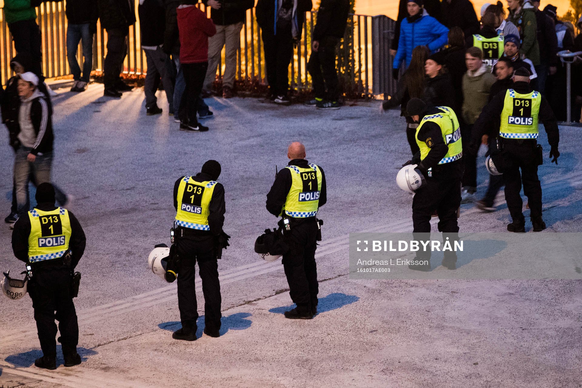 Poliser utan för arenan