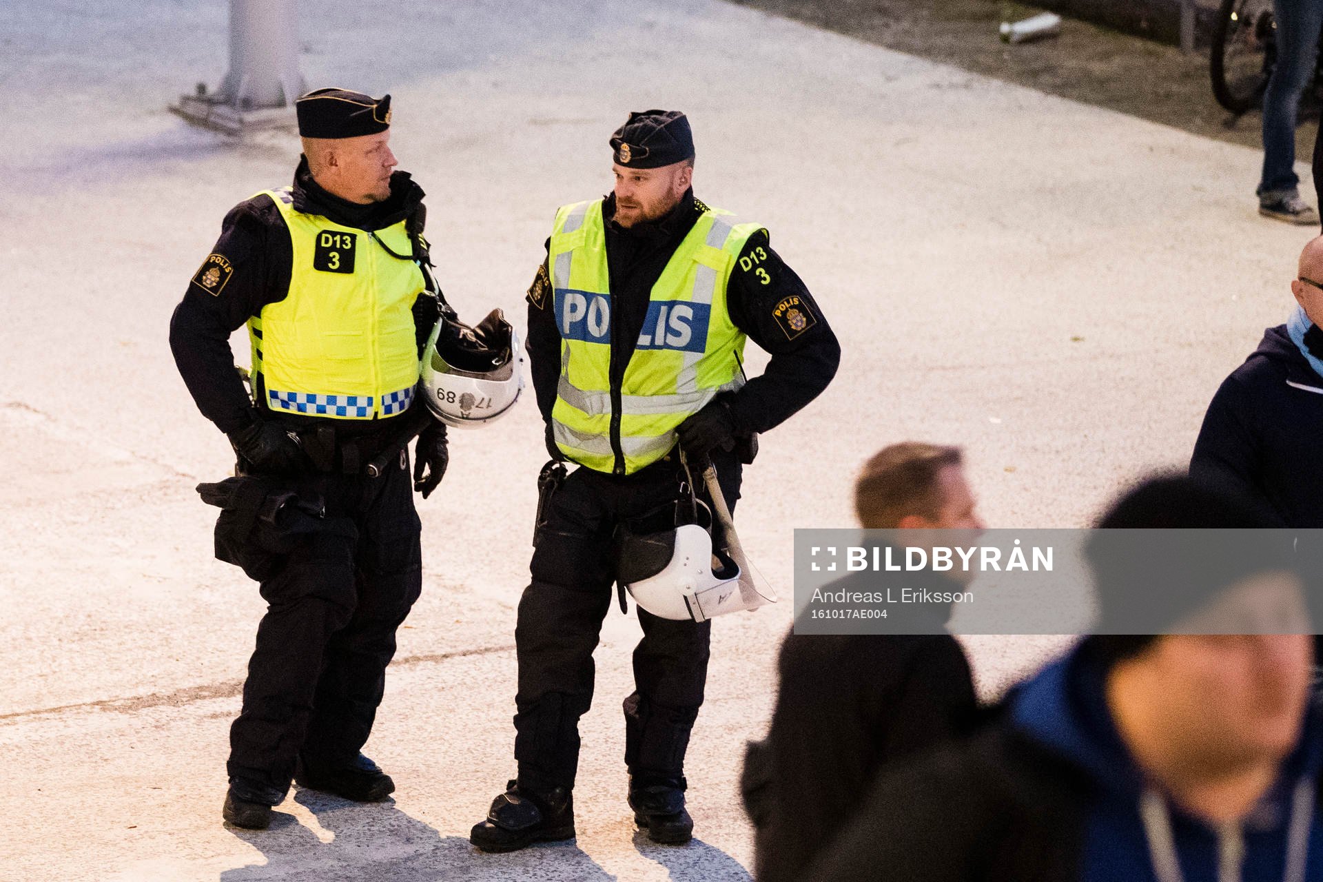 Poliser utan för arenan