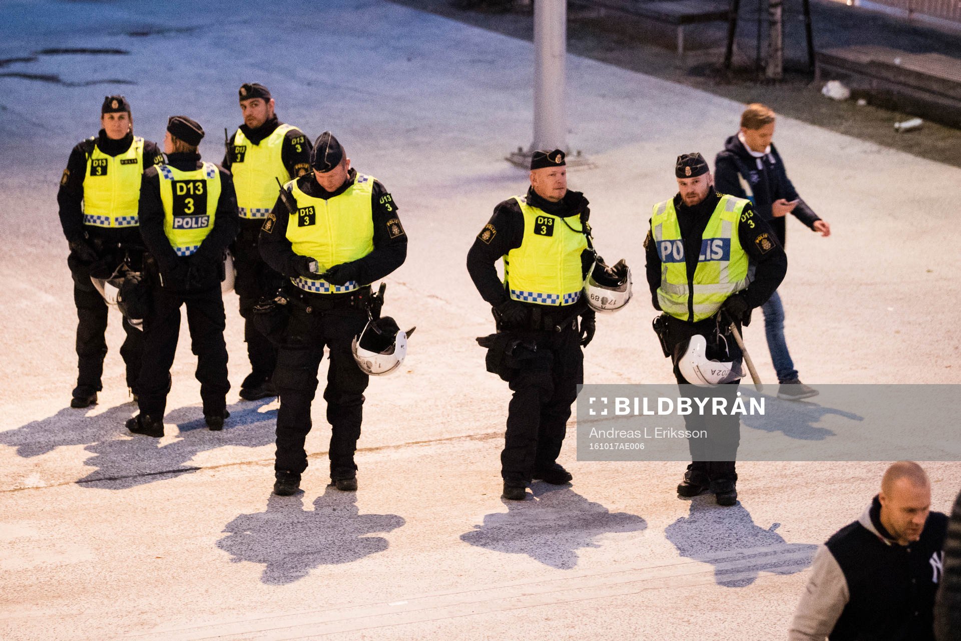 Poliser utan för arenan