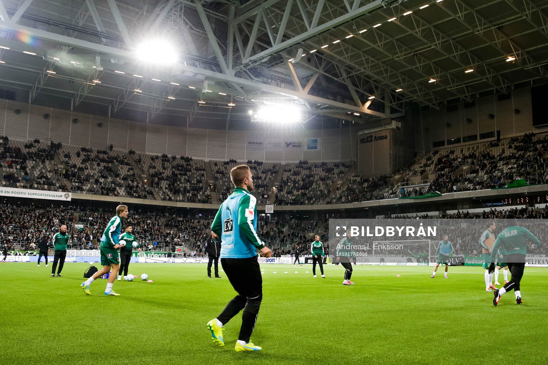 Hammarbys spelare värmer upp före fotbollsmatchen i