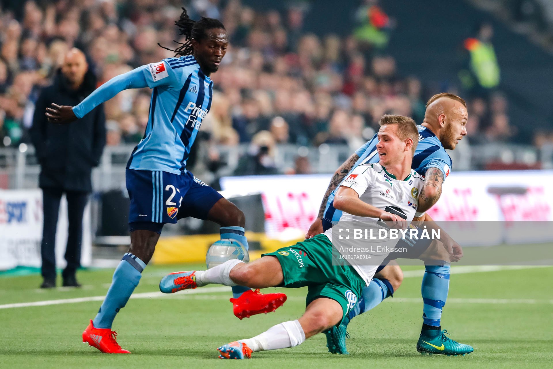 Hammarbys Erik Israelsson i kamp mot Djurgårdens Kebba