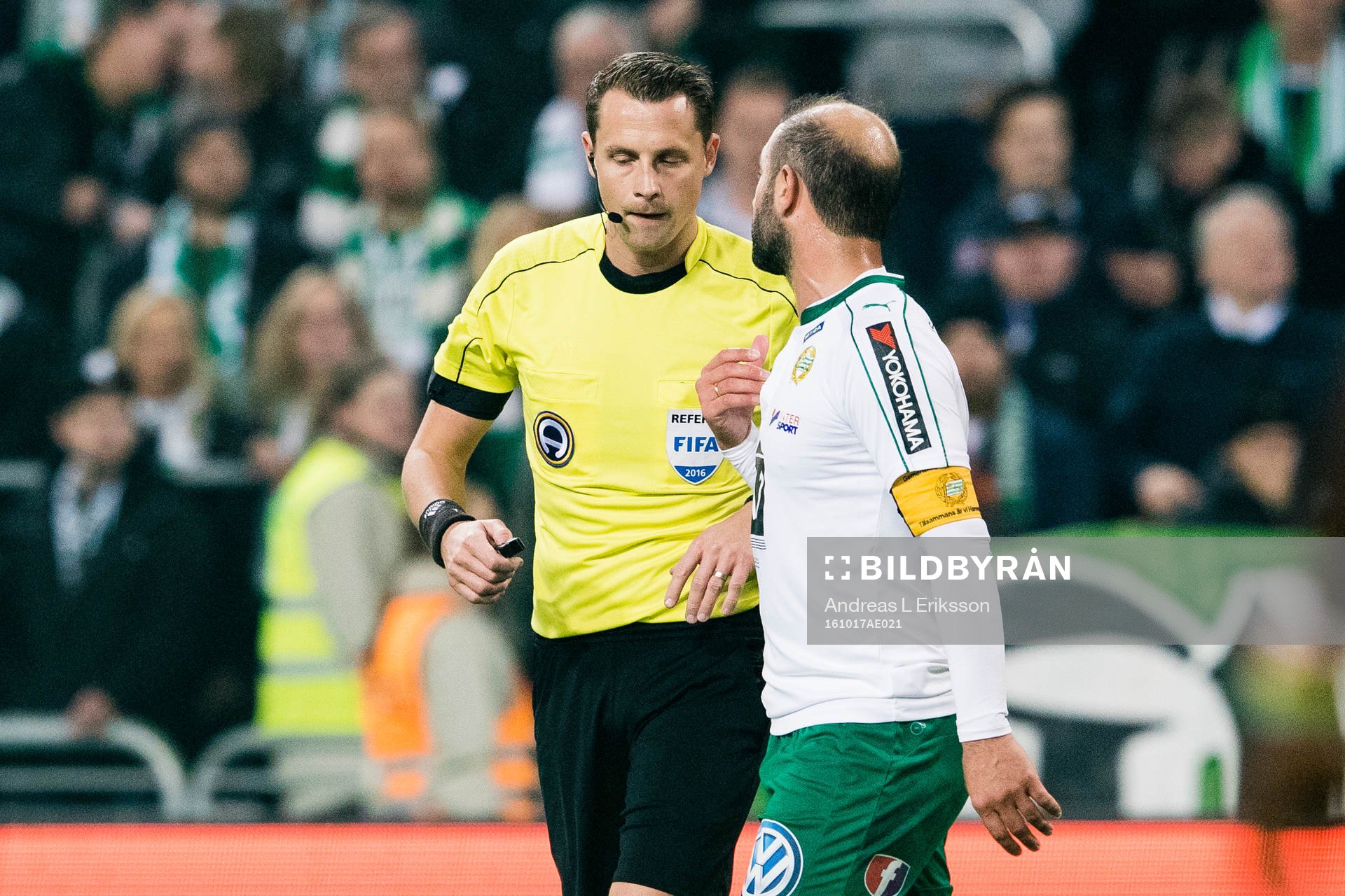 Domare Andreas Ekberg talar med Hammarbys Kennedy