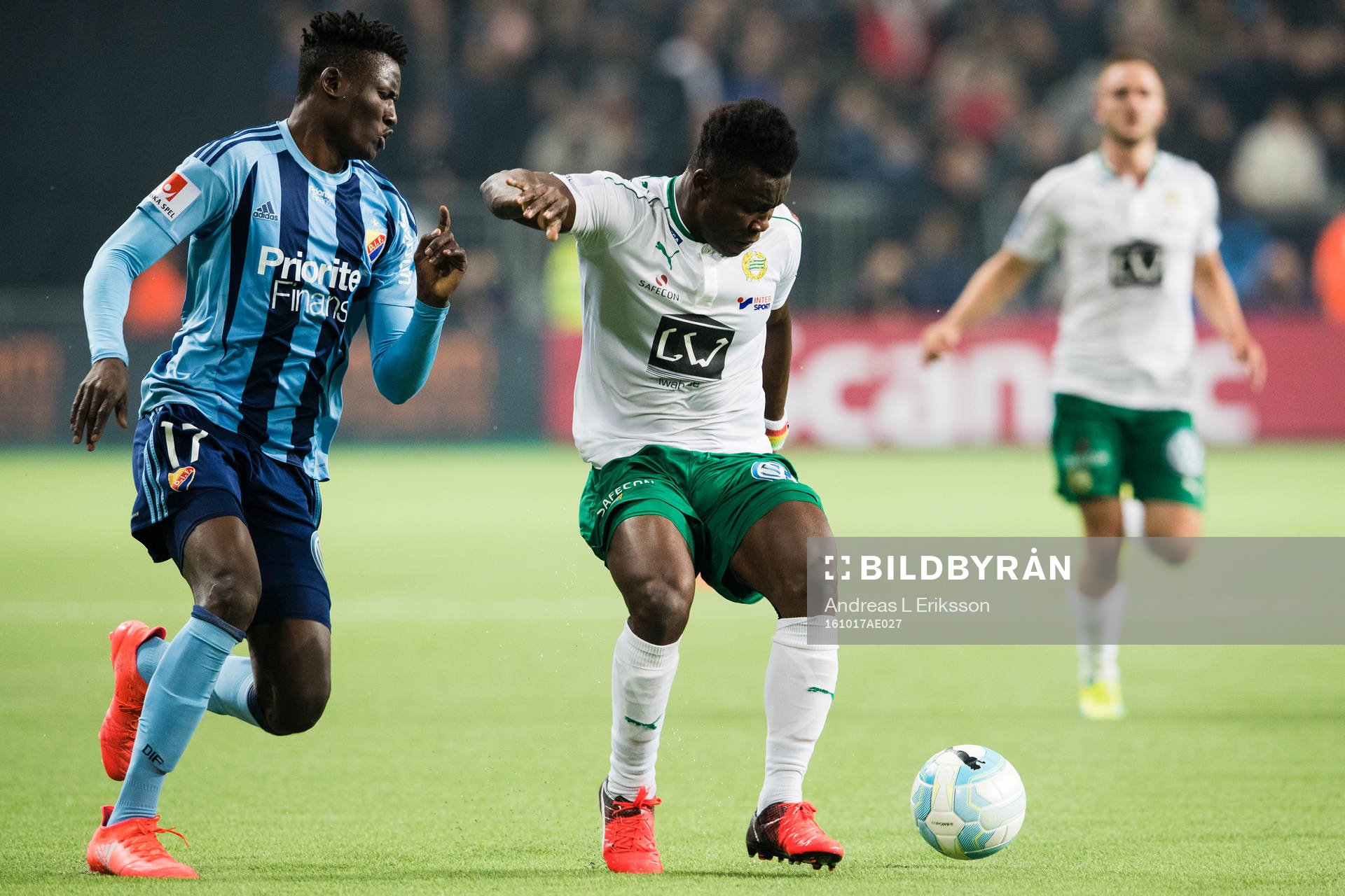 Djurgårdens Michael Olunga i kamp om bollen med Hammarbys