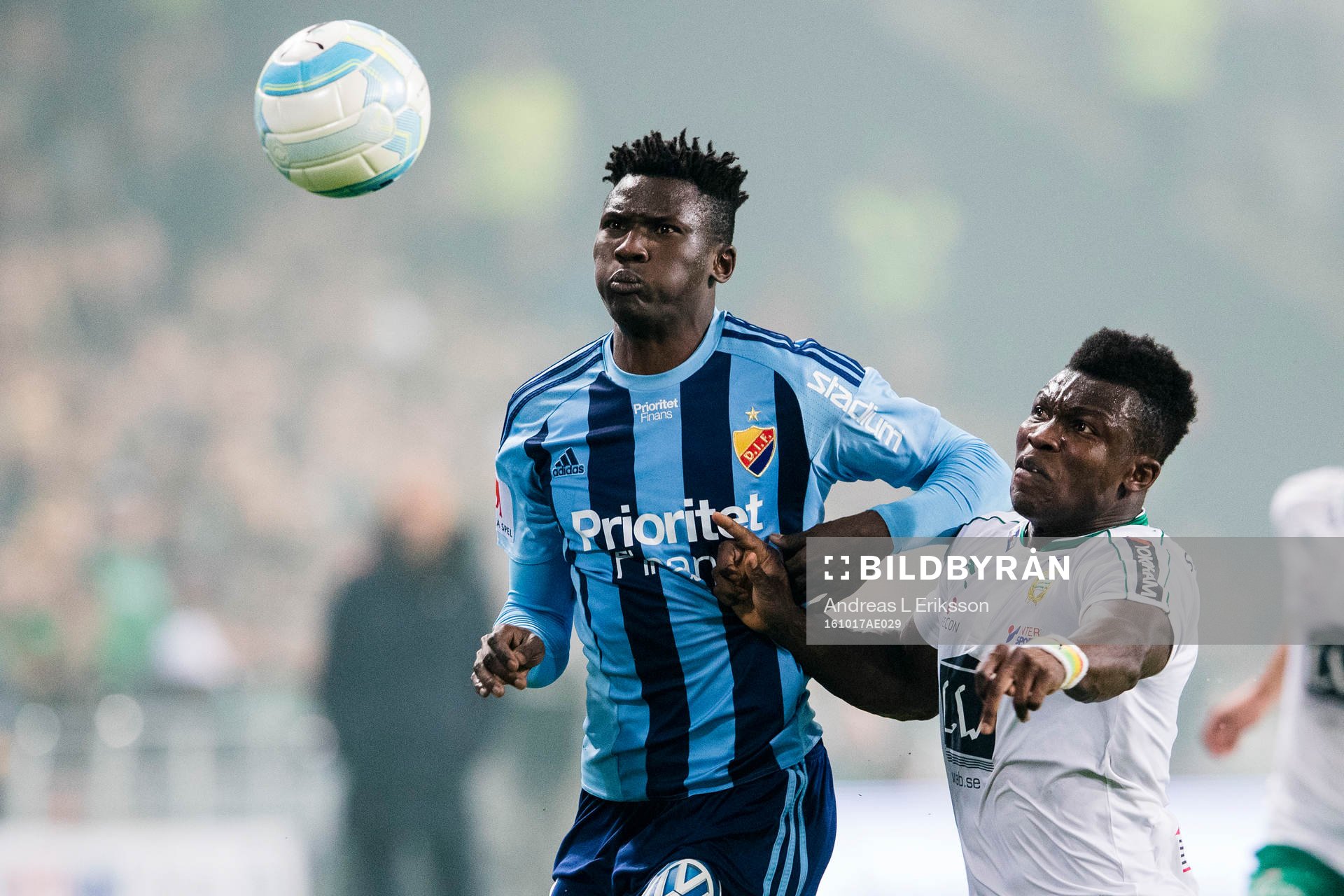 Djurgårdens Michael Olunga i kamp om bollen med Hammarbys