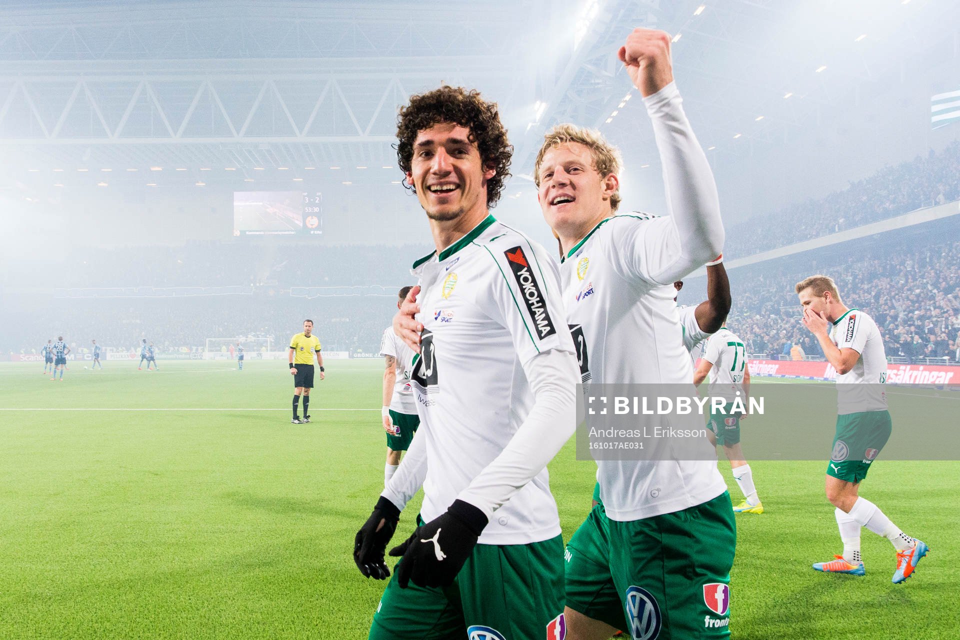 Hammarbys Romulo Cabral Pereira Pinto jublar tillsammans med Lars Saetra efter att ha gjort 3-2 för Hammarby under fotbollsmatchen i Allsvenskan mellan Hammarby och Djurgården den 17 oktober 2016 i Stockholm. 
