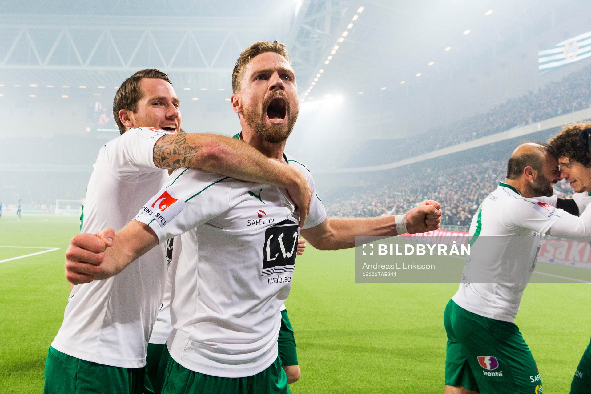 Hammarbys Johan Persson och Arnór Smárason jublar efter att Hammarbys Romulo Cabral Pereira Pinto (ej i bild) gjort 3-2 under fotbollsmatchen i Allsvenskan mellan Hammarby och Djurgården den 17 oktober 2016 i Stockholm.