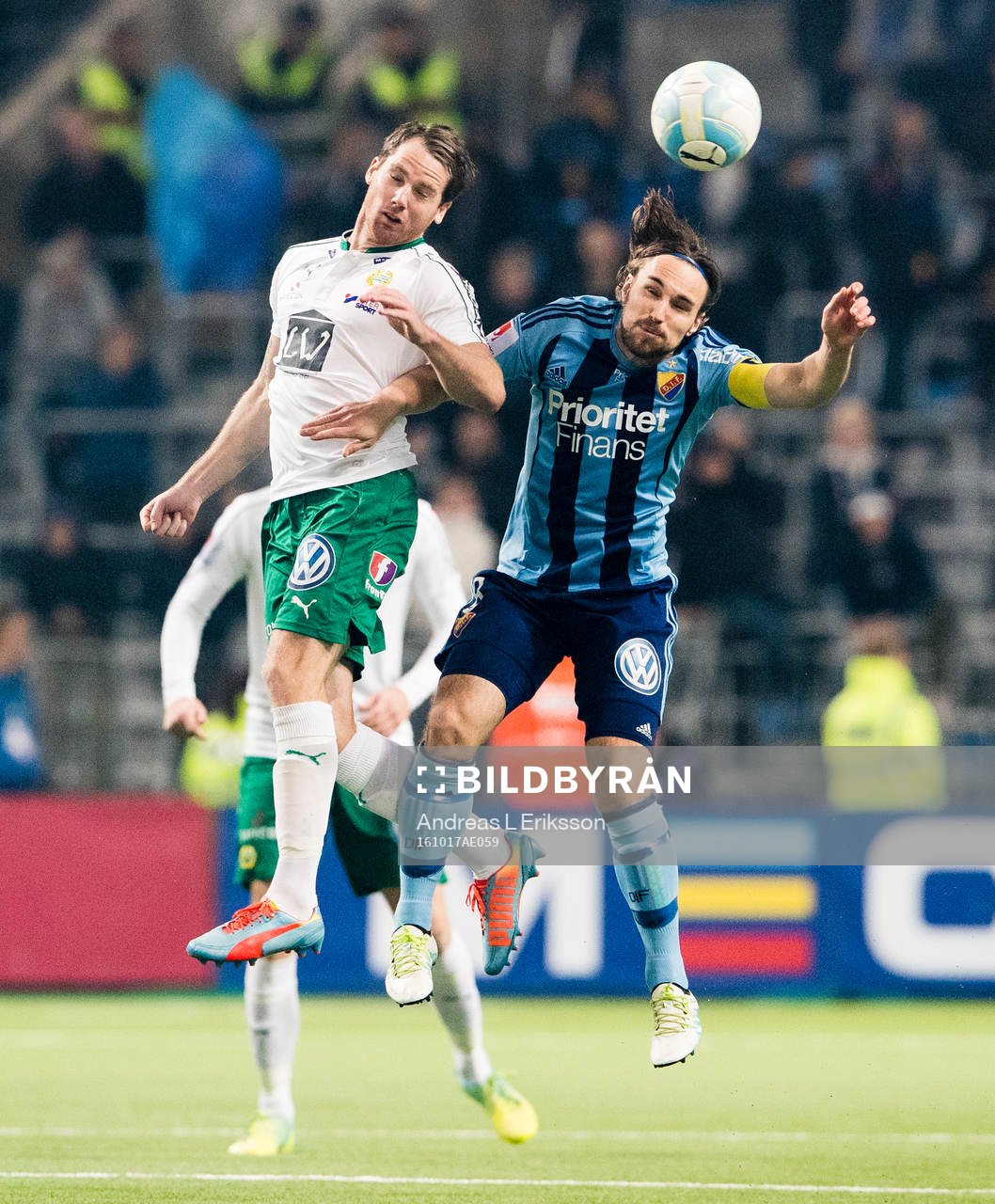 Hammarbys Johan Persson i en nickduell med Djurgårdens
