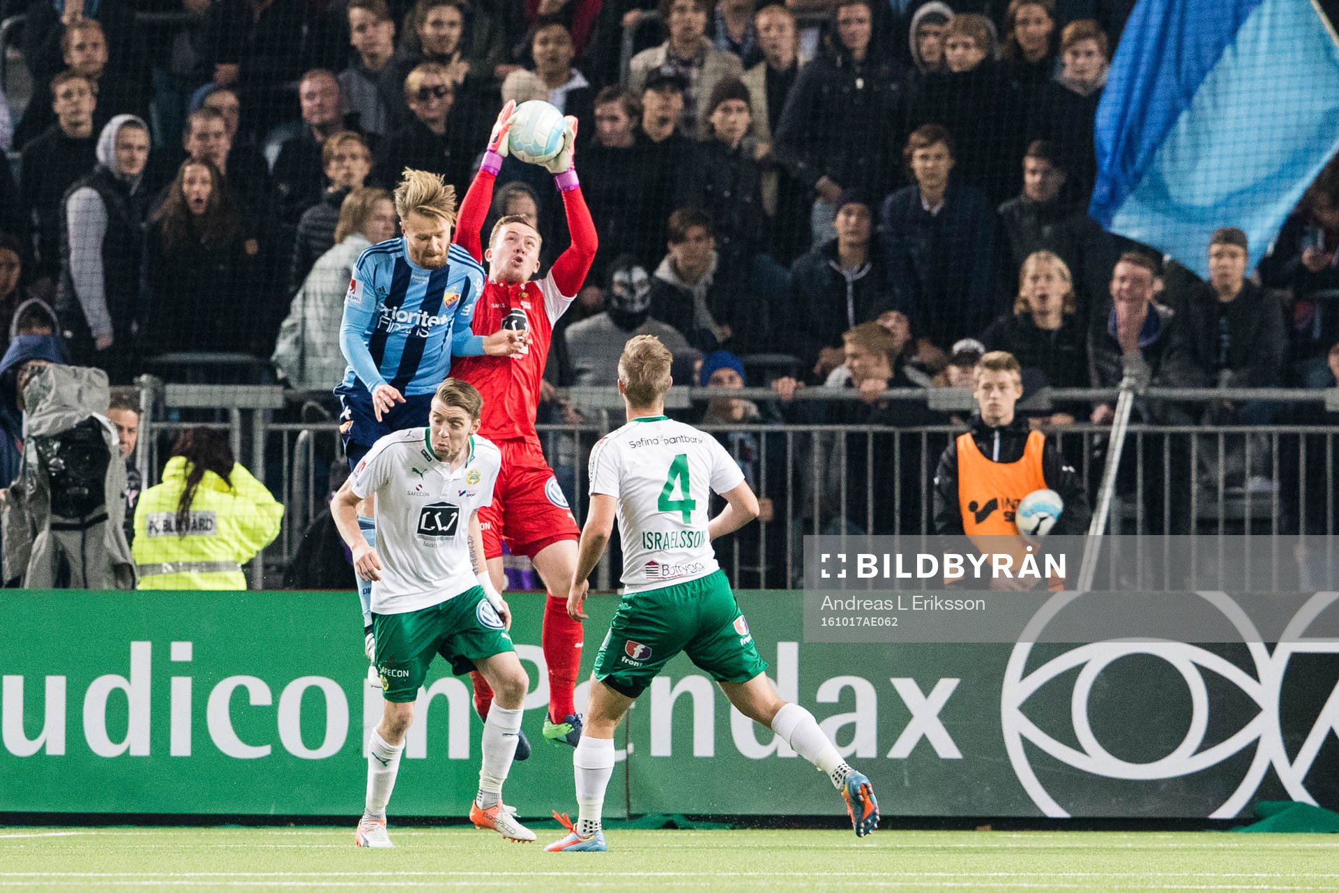 Hammarbys målvakt Ögmundur Kristinsson når högst i en