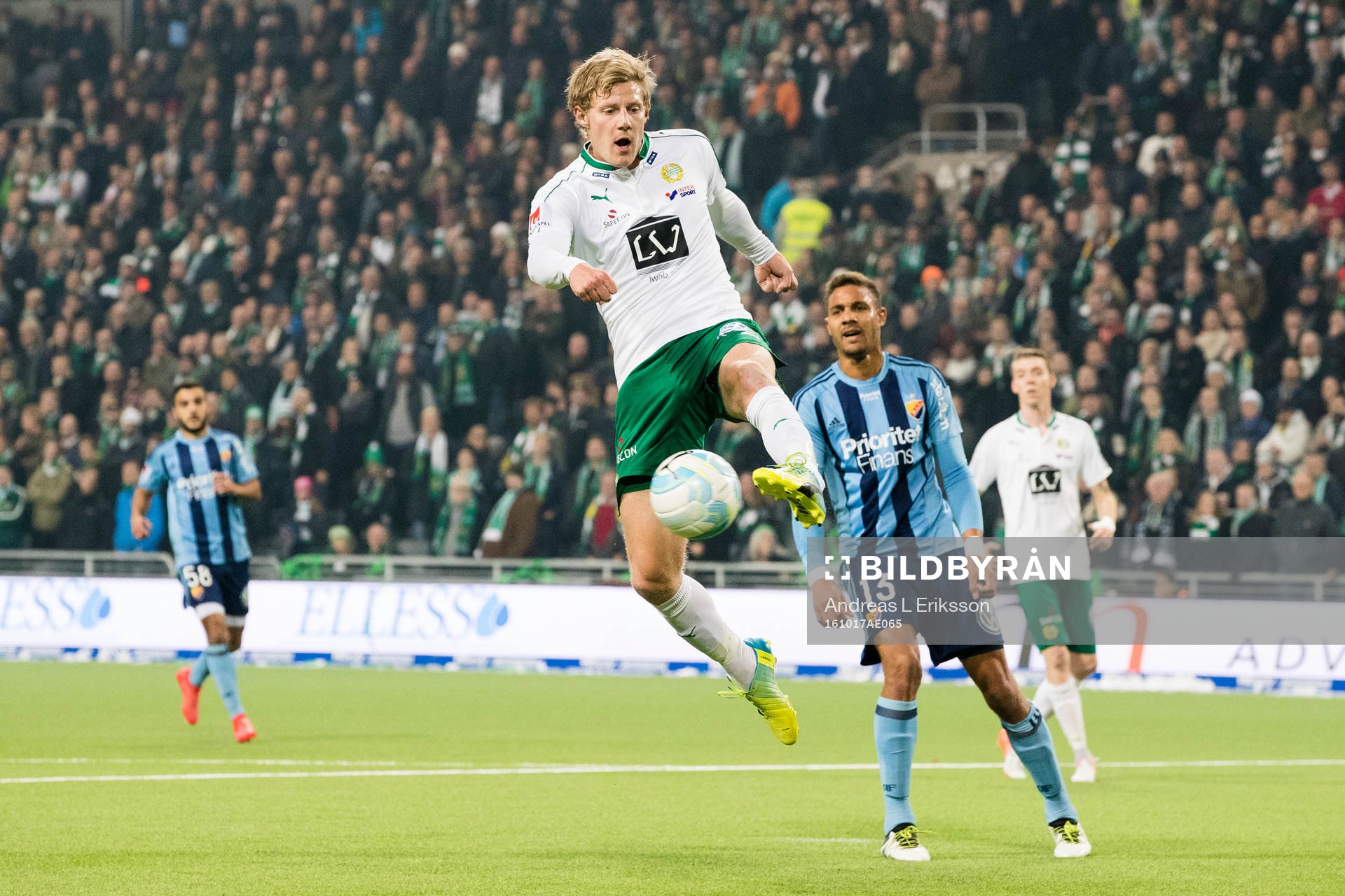 Hammarbys Lars Saetra rensar undan bollen framför