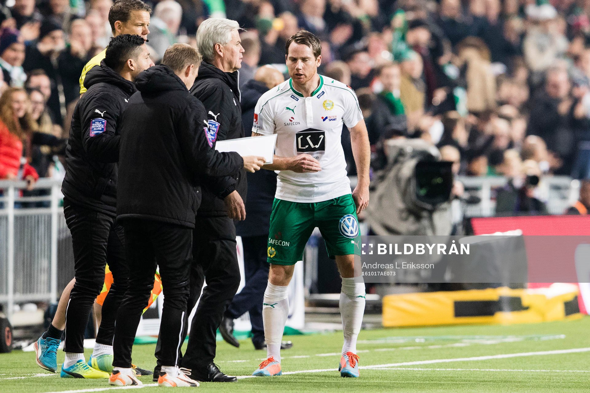 Hammarbys tränare Nanne Bergstrand talar med Hammarbys