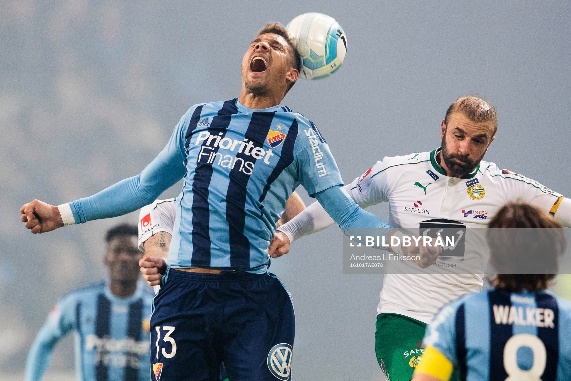 Djurgårdens Mathias Ranegie i en nickduell med Hammarbys