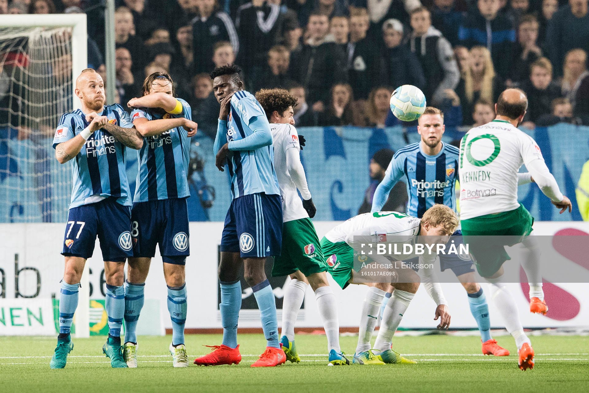 Hammarbys Kennedy Bakircioglu med en frispark förbi