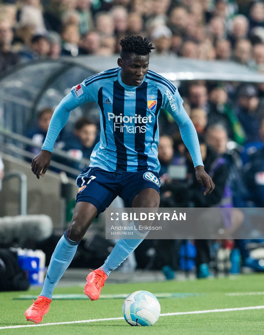 Djurgårdens Michael Olunga med bollen