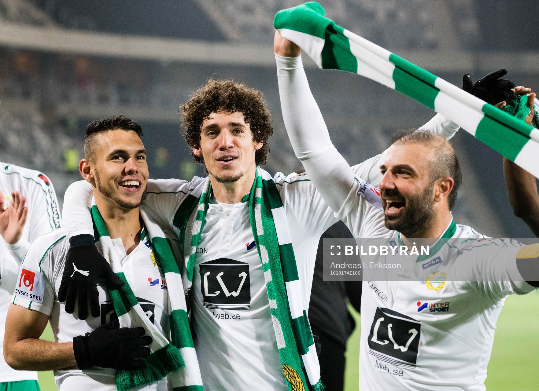 Hammarbys Alexssander Medeiros de Azeredo, Romulo Cabral Pereira Pinto och Kennedy Bakircioglu jublar efter fotbollsmatchen i Allsvenskan mellan Hammarby och Djurgården den 17 oktober 2016 i Stockholm.