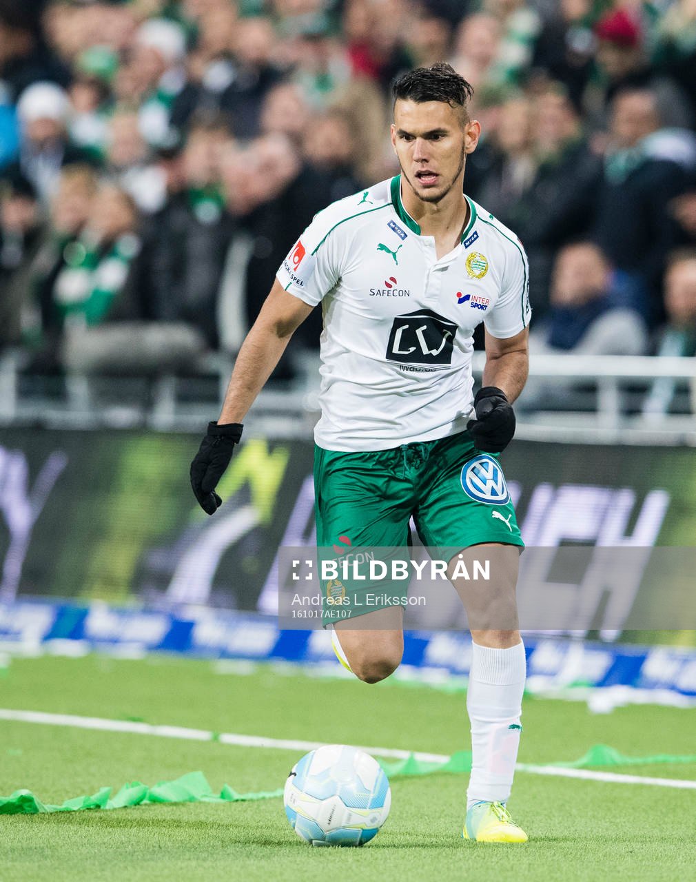 Hammarbys Alexssander Medeiros de Azeredo med bollen