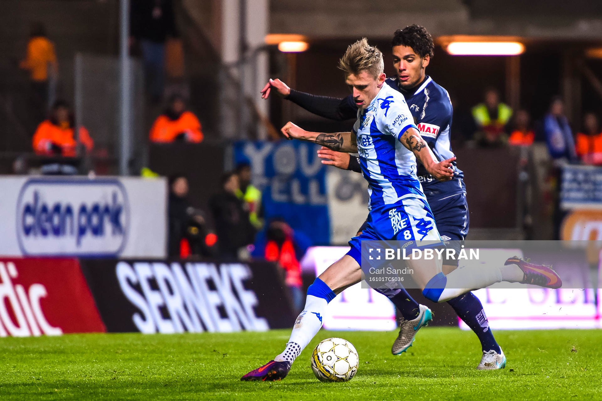 Gefles Joshua Nadeau försöker försvara mot IFK