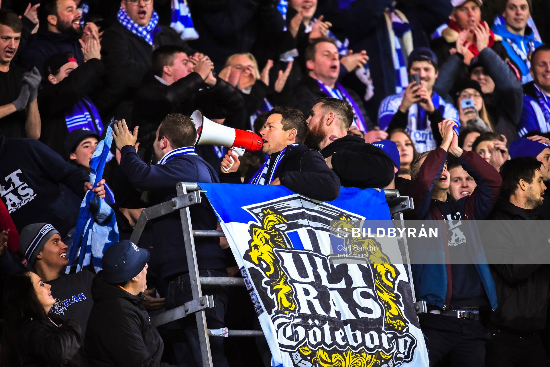 IFK Göteborgs Mads Albaek jublar bland supportrarna