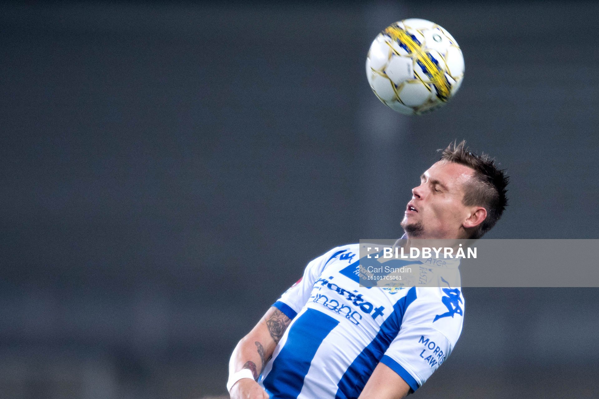 IFK Göteborgs Jakob Ankersen nickar bollen