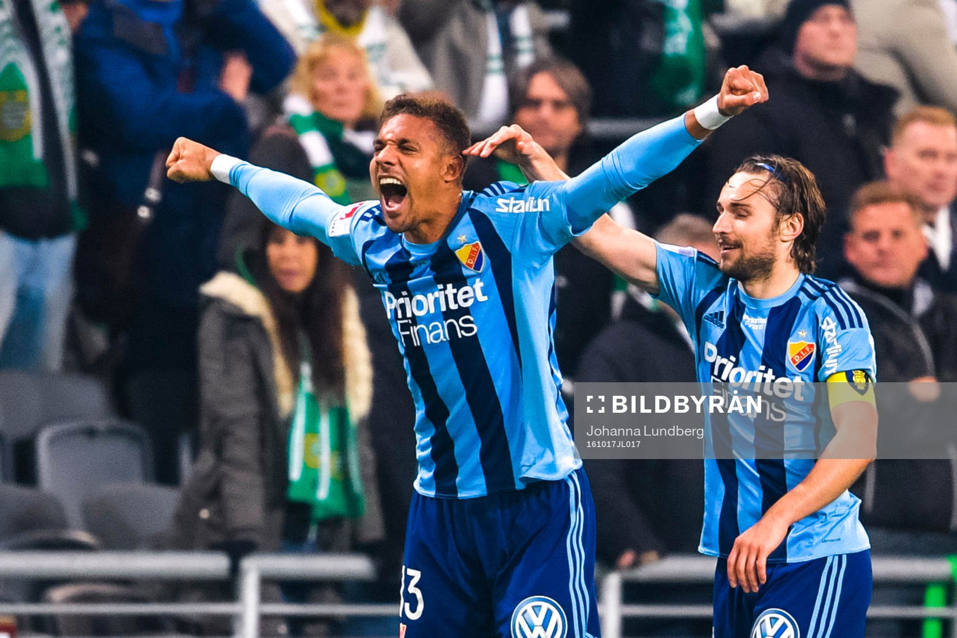 Djurgårdens Mathias Ranegie och Kevin Walker jublar efter 0-2 under fotbollsmatchen i Allsvenskan mellan Hammarby och Djurgården den 17 oktober 2016 i Stockholm.