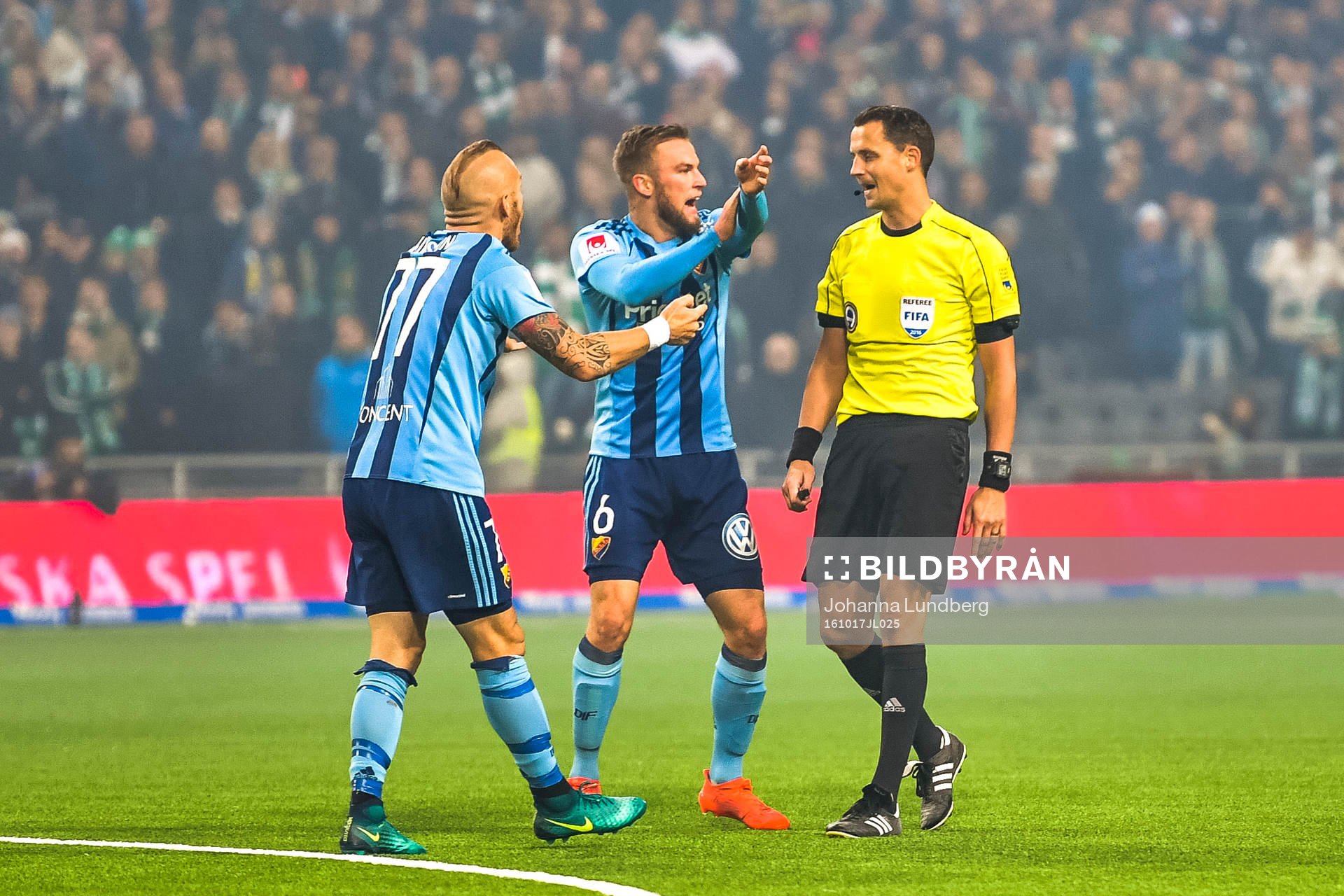 Djurgårdens Magnus Eriksson och Alexander Faltsetas i samtal med domare Andreas Ekberg efter misstänkt hands i straffområdet under fotbollsmatchen i Allsvenskan mellan Hammarby och Djurgården den 17 oktober 2016 i Stockholm.