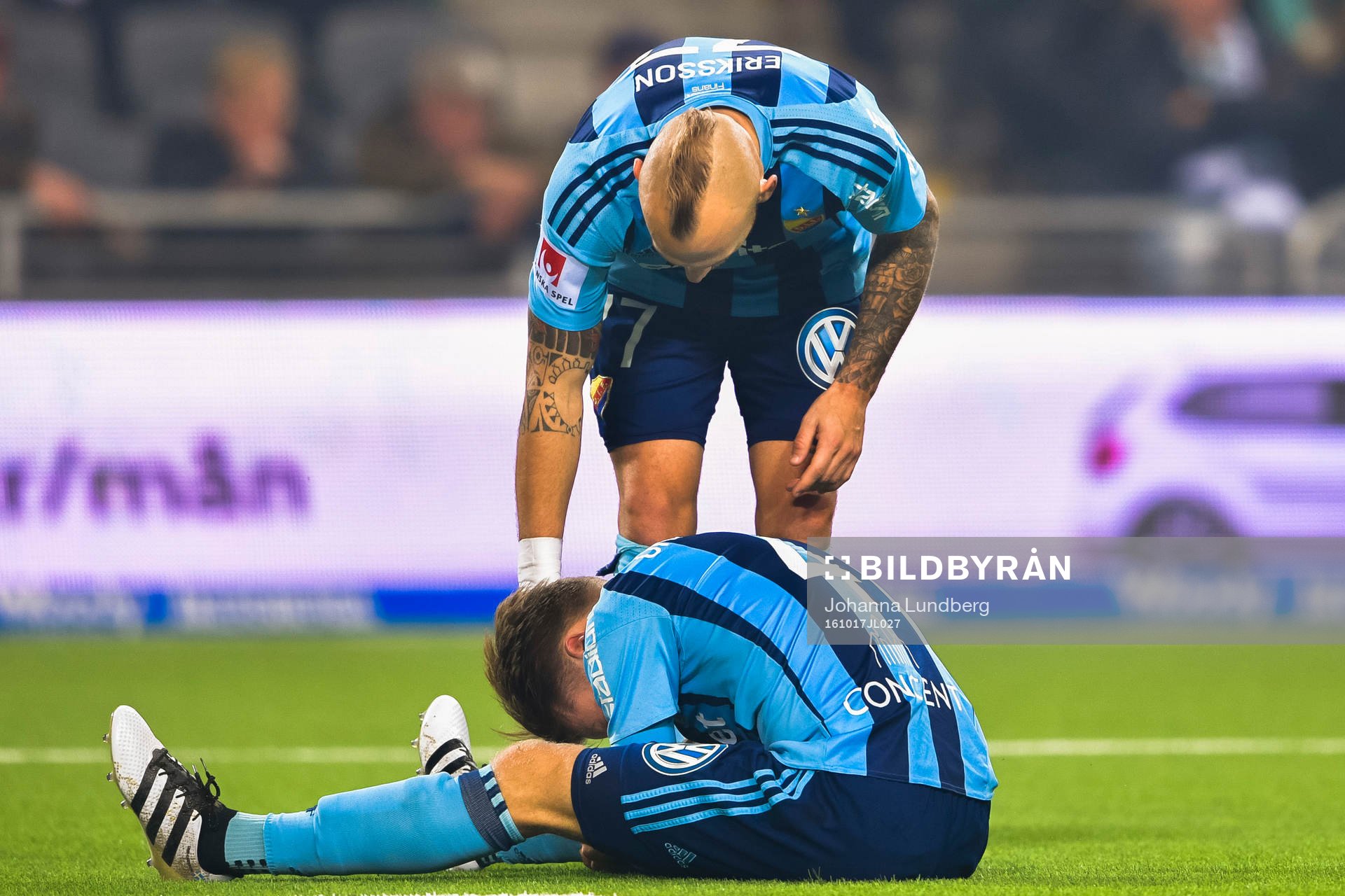 Djurgårdens Magnus Eriksson tröstar Jacob Une Larsson