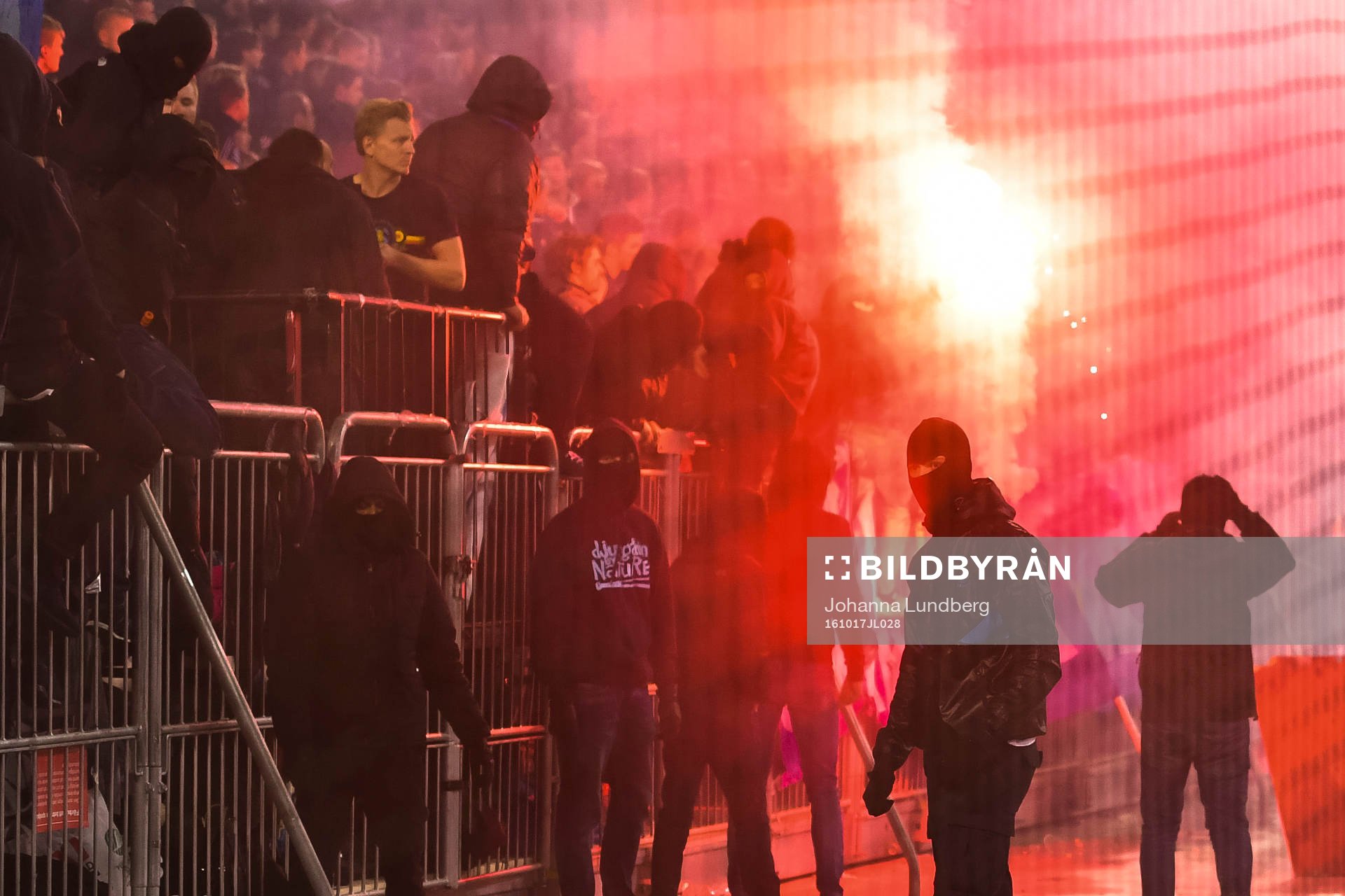 Maskerade supportrar orsakar spelavbrott