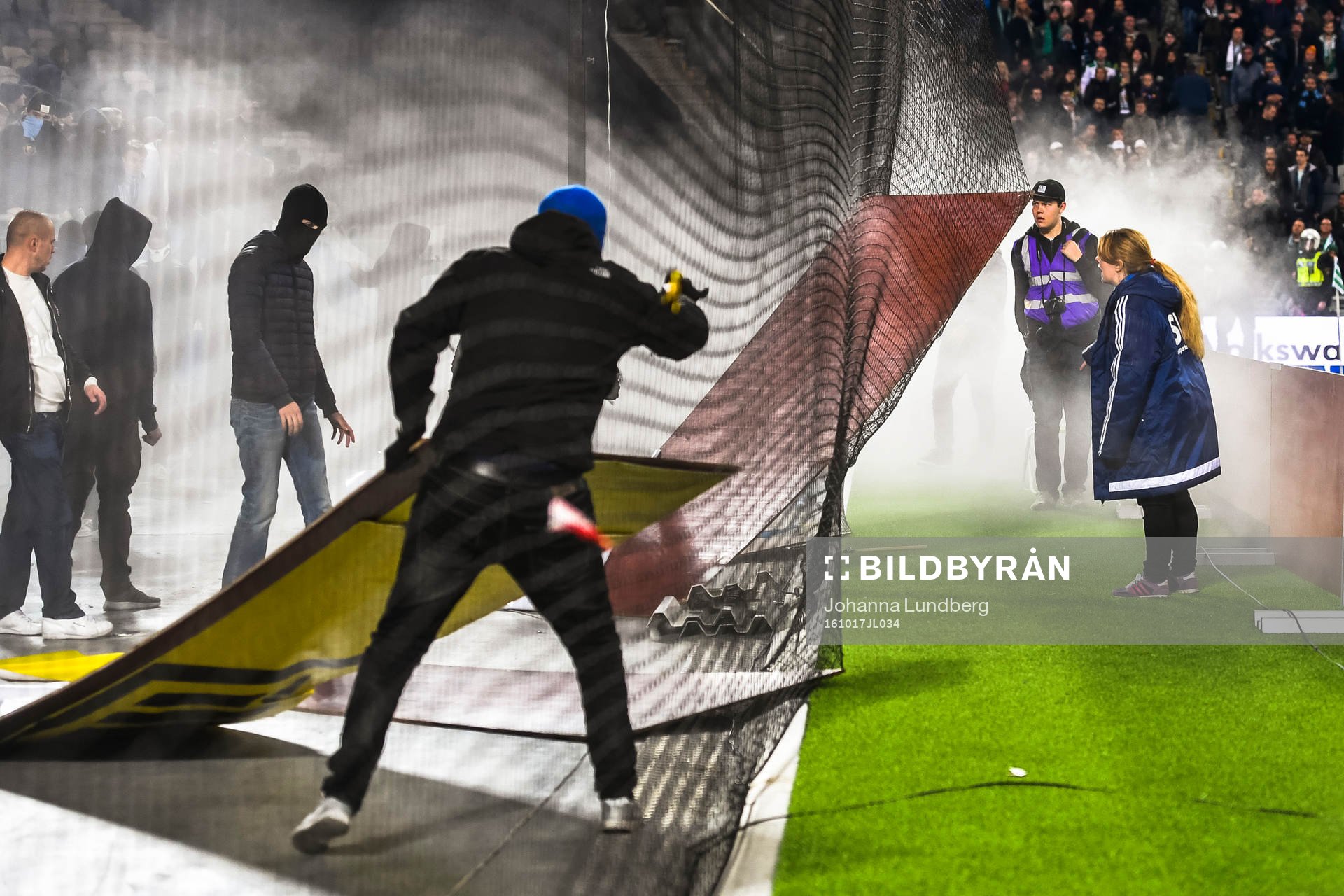 Maskerade supportrar orsakar spelavbrott