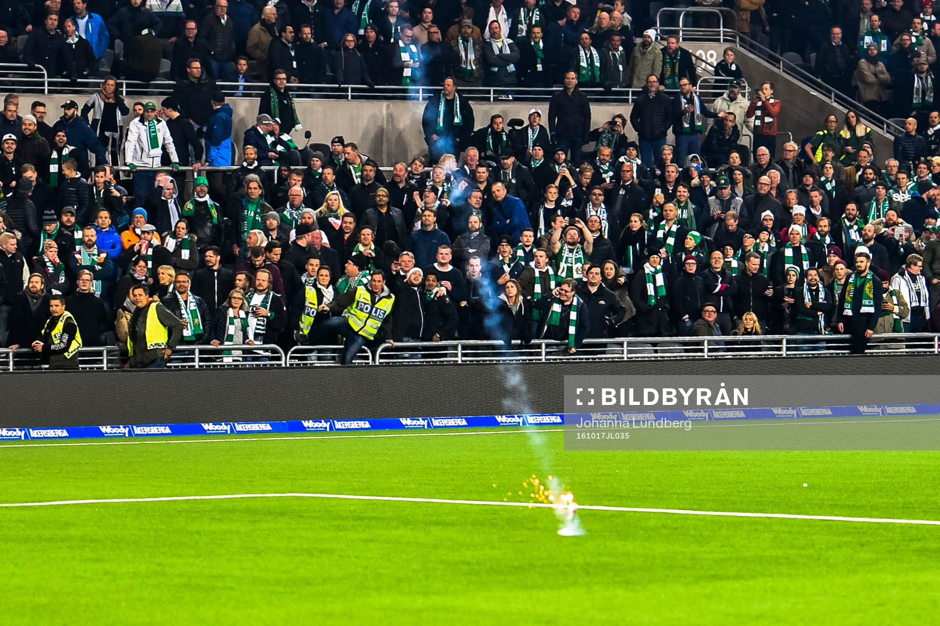 Bengal kastas in på planen när maskerade supportrar
