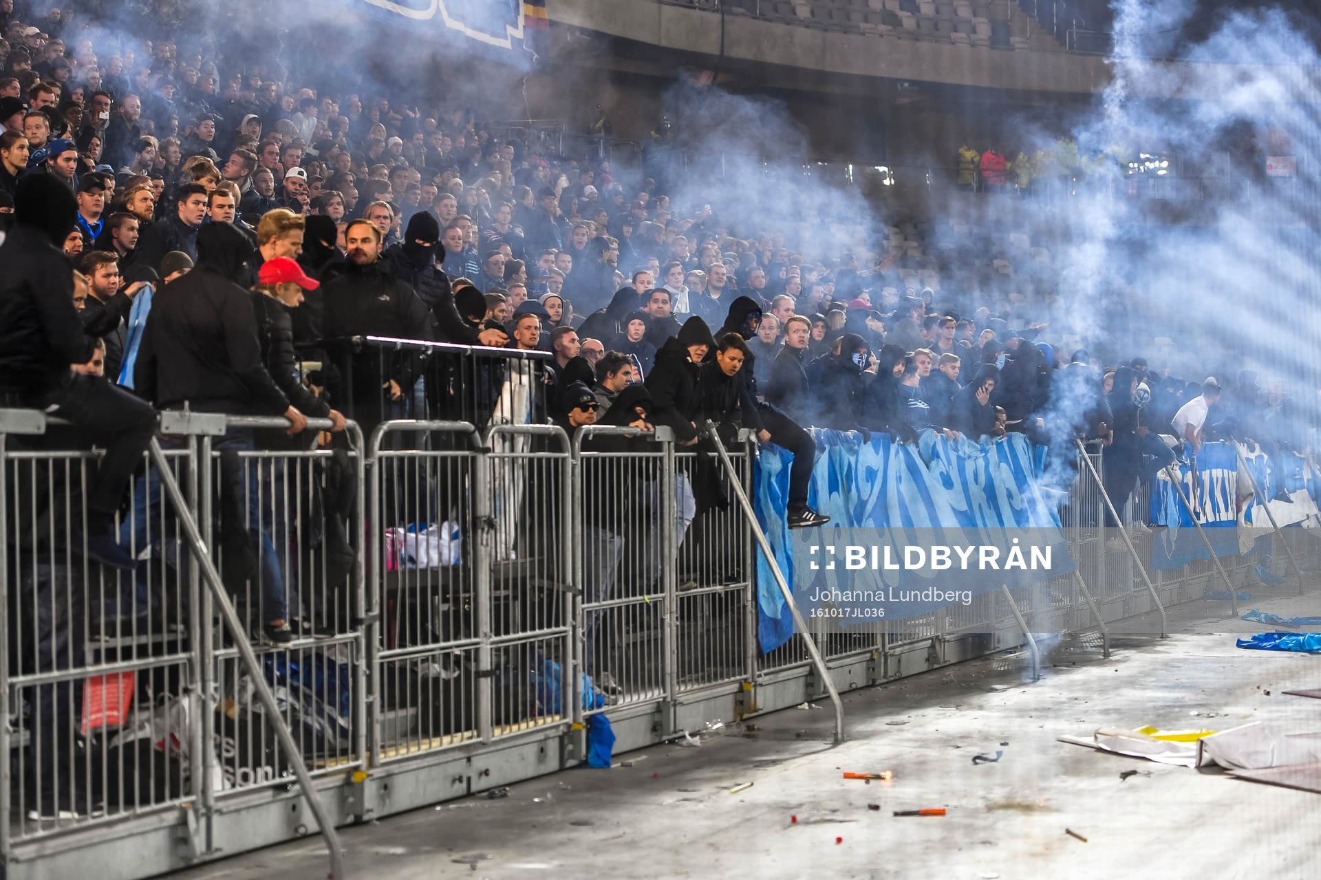 Maskerade supportrar orsakar spelavbrott