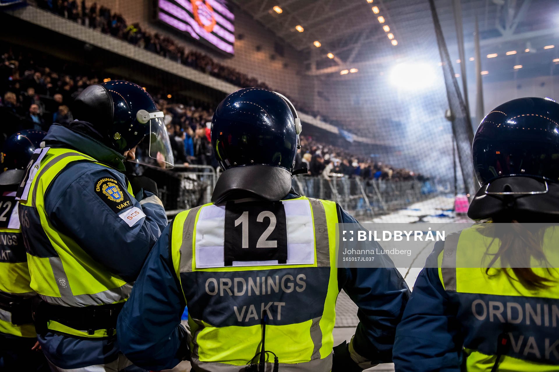 Ordningsvakter bevakar oroligheterna