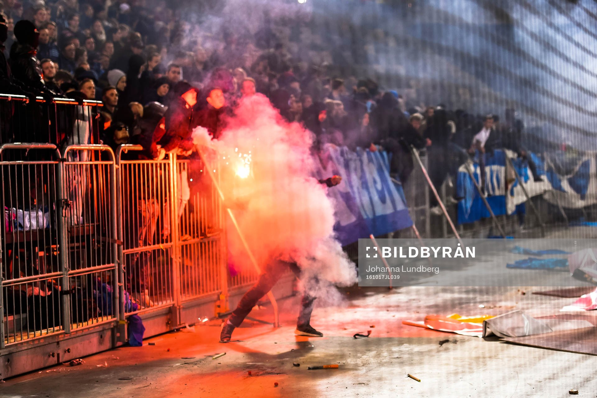 Maskerade supportrar orsakar spelavbrott