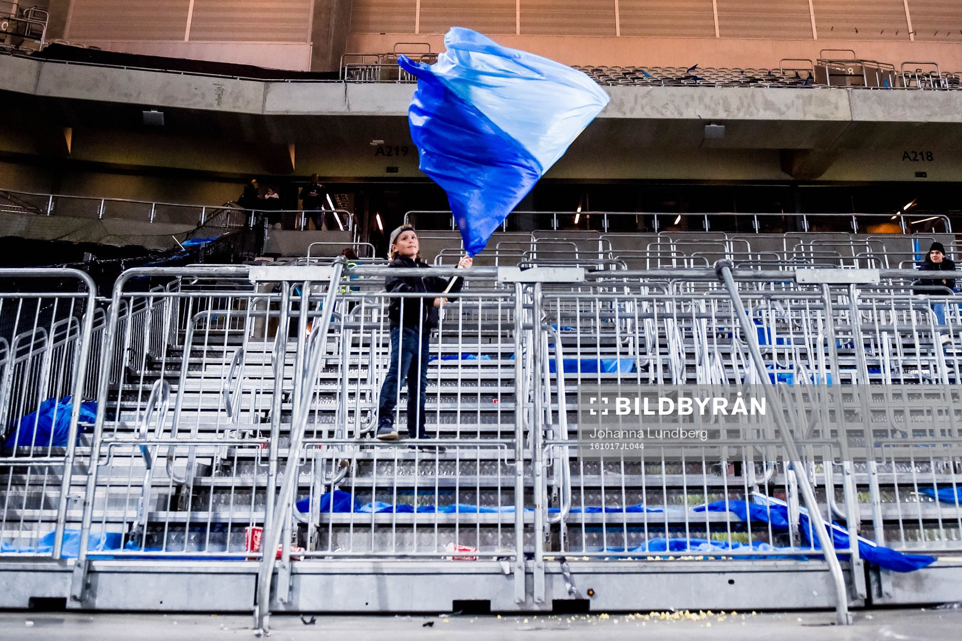 En ung supportrar kvar sist på läktaren