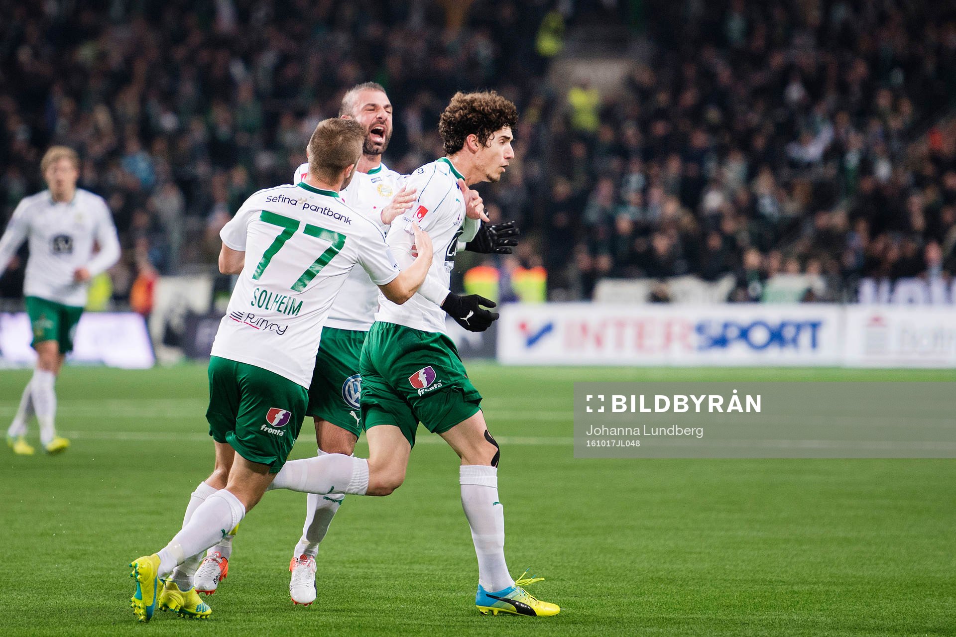 Hammarbys Romulo Cabral Pereira Pinto jublar med Kennedy Bakircioglu och Mats Solheim efter att han har gjort 1-2 under fotbollsmatchen i Allsvenskan mellan Hammarby och Djurgården den 17 oktober 2016 i Stockholm.