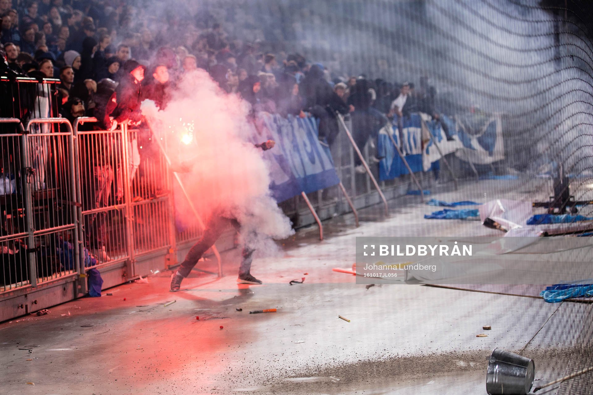 Maskerade supportrar tar sig ner från läktaren