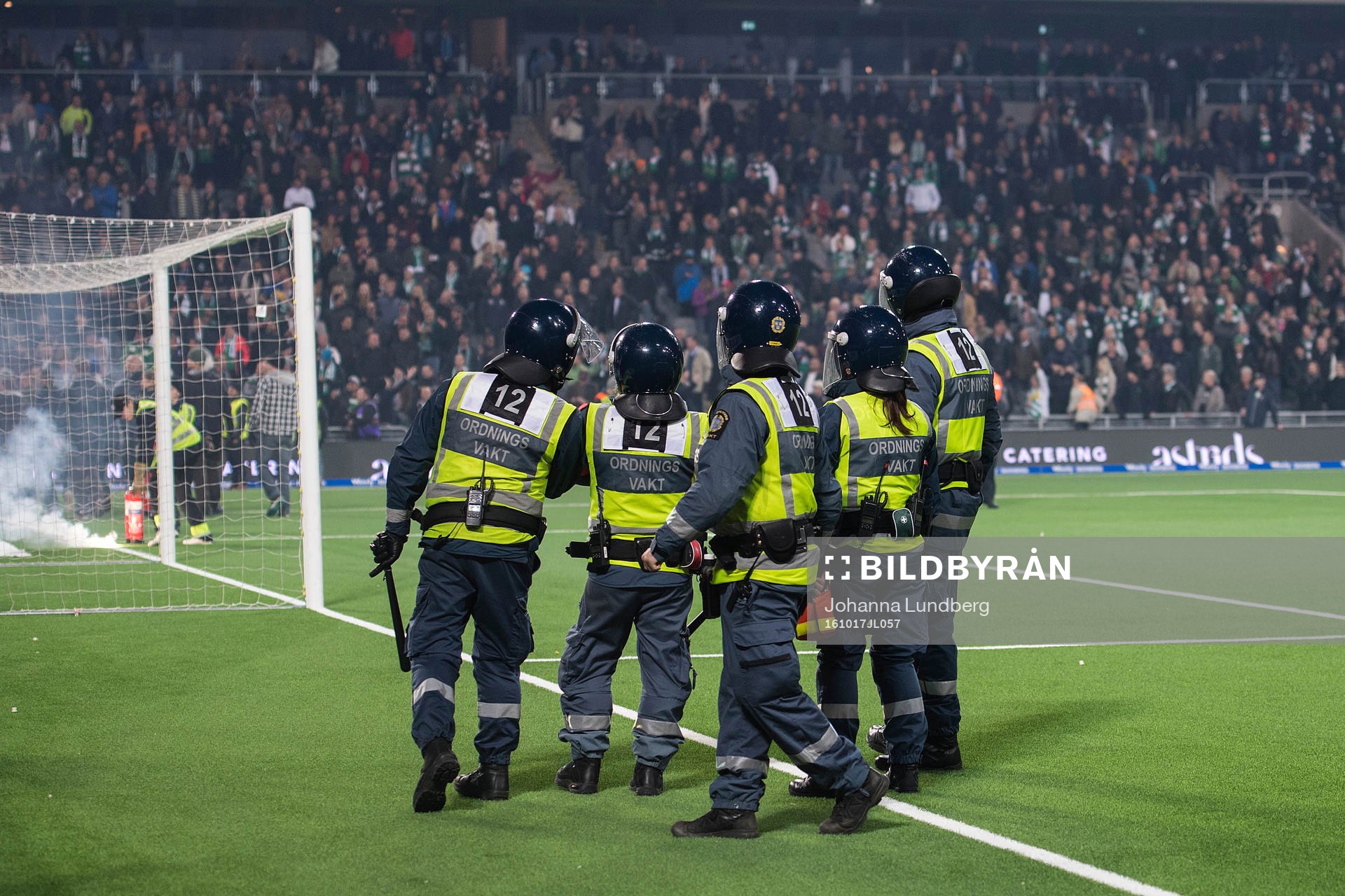 Maskerade supportrar tar sig ner från läktaren